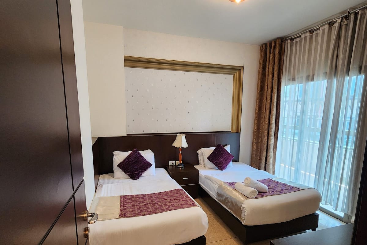 Royal Süit, Küçük Mutfak | 1 yatak odası, kaliteli yatak takımı, yastık yüzeyli yatak, odada kasa