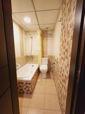 Studio | Bathroom | Hair dryer, slippers, bidet, towels