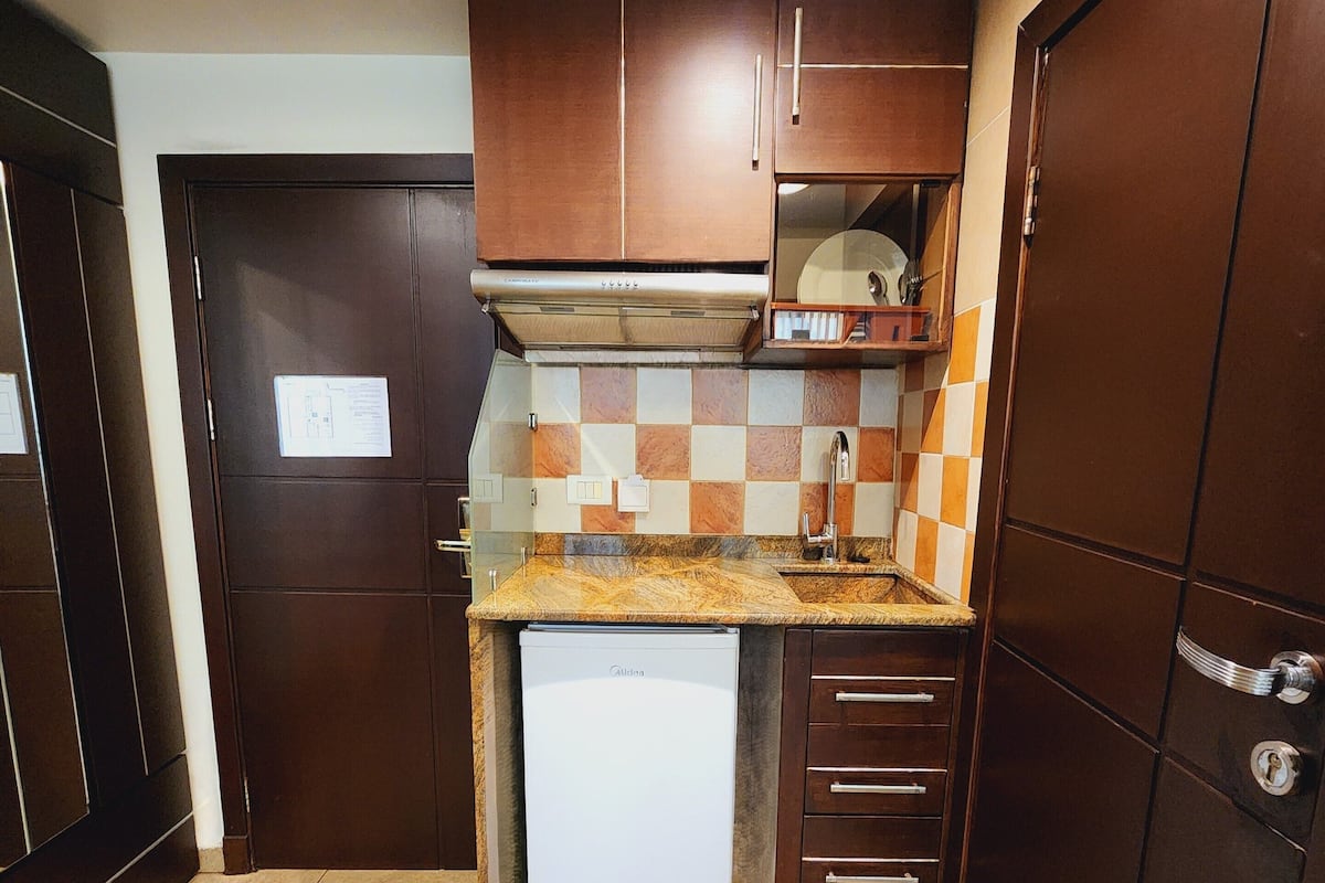 Studio | Özel mutfak | Buzdolabı, tencere seti/tabak/mutfak aletleri