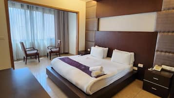 Executive Suite | 1 bedroom, premium bedding, pillowtop beds, in-room safe