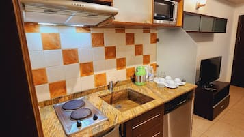 Executive Suite | Private kitchen | Fridge, cookware/dishes/utensils
