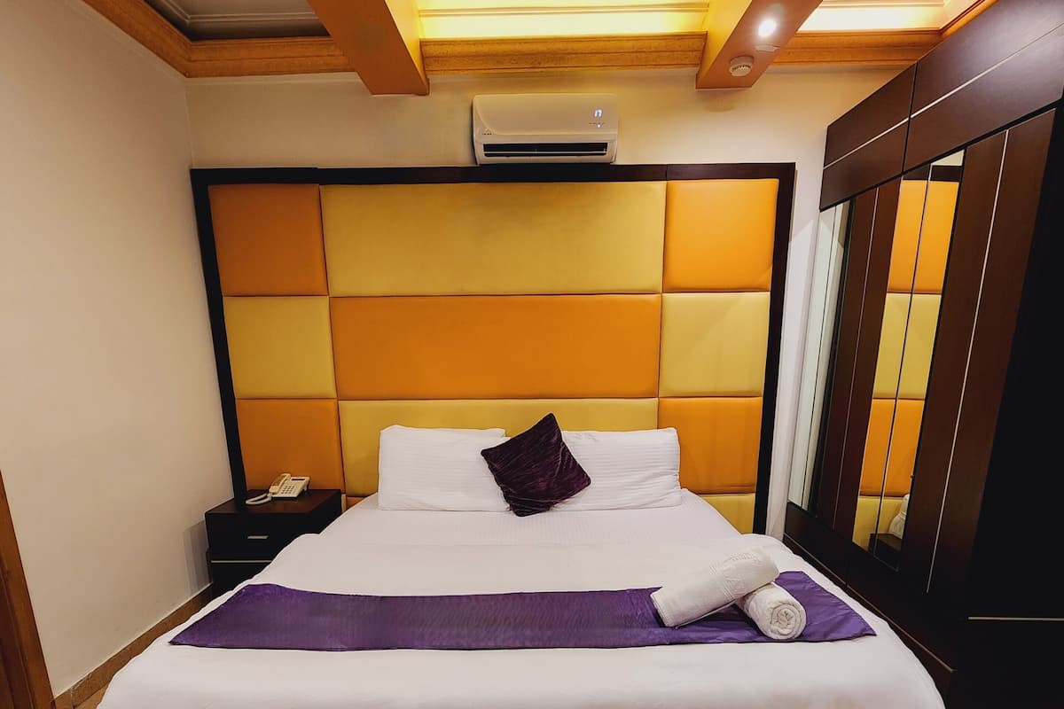 1 yatak odası, kaliteli yatak takımı, yastık yüzeyli yatak, odada kasa