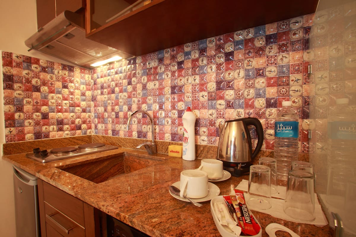 Buzdolabı, tencere seti/tabak/mutfak aletleri