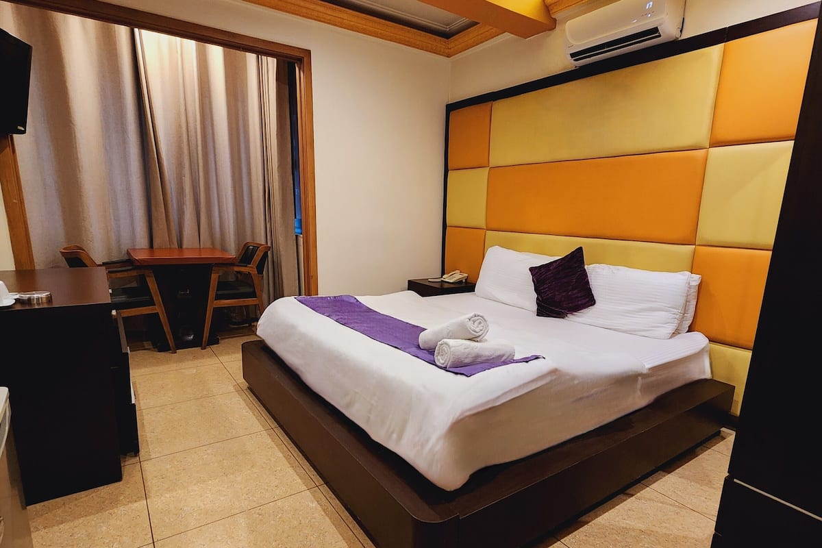 Deluxe Oda | 1 yatak odası, kaliteli yatak takımı, yastık yüzeyli yatak, odada kasa