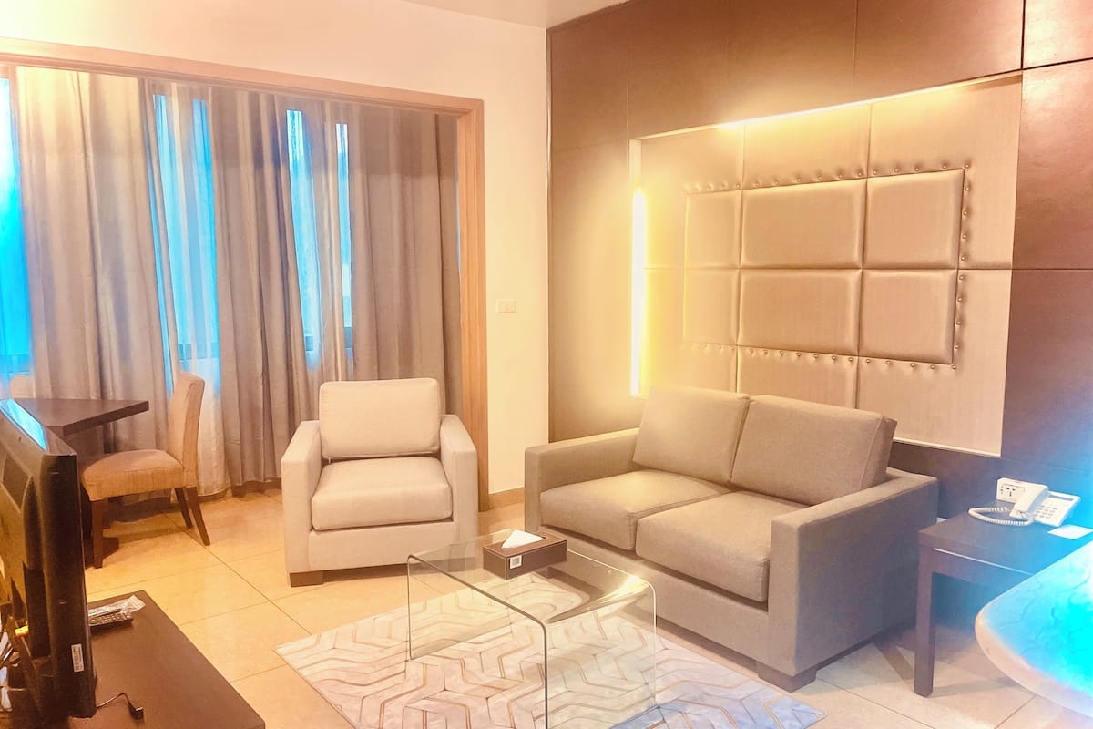 Junior Suite | 1 yatak odası, kaliteli yatak takımı, yastık yüzeyli yatak, odada kasa