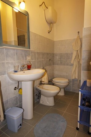 Double Room | Bathroom | Hair dryer, bidet, towels