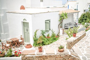 Outdoor dining - Nastasia Village Boutique Hotel (Naxos)