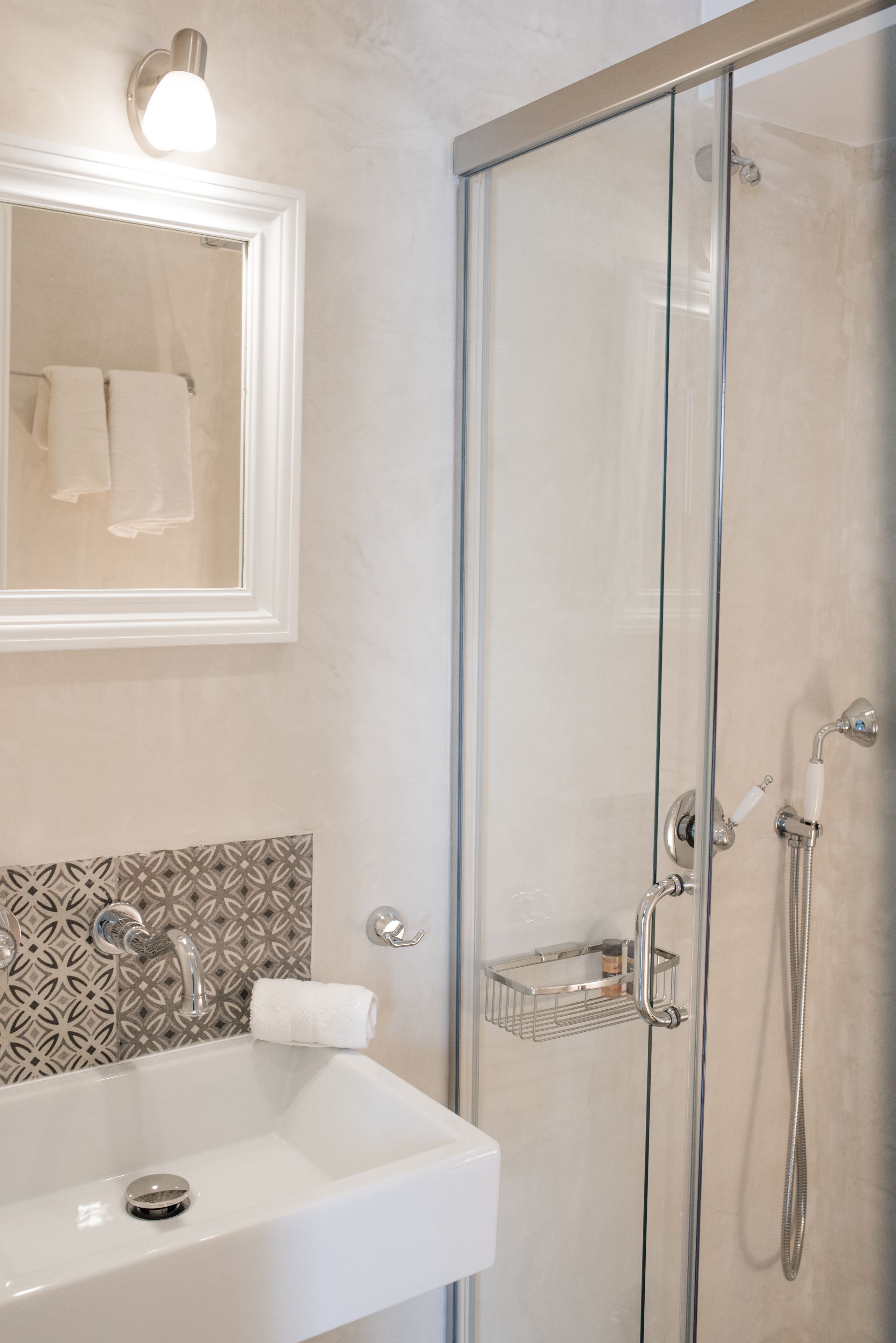 studio (elegant) | bathroom | hydromassage showerhead, designer toiletries, hair dryer, slippers