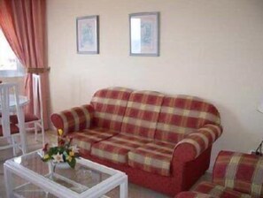 Apartamento, 1 habitación | Zona de estar | Una televisión, películas de pago