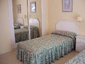 Apartment, 1 Bedroom | Desk, iron/ironing board, rollaway beds, free WiFi - Apartamentos Ronda III (Fuengirola)