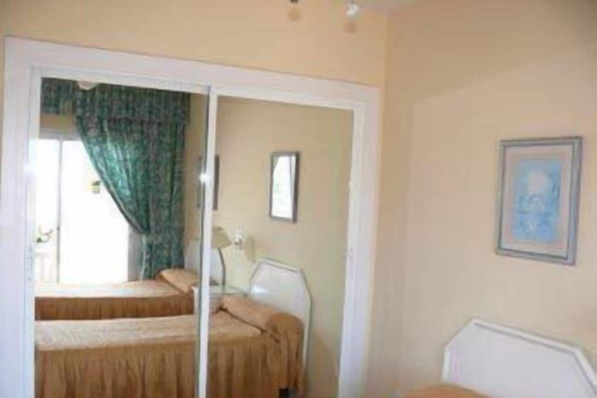 Apartamento superior, 1 habitación, vistas al mar | Escritorio, tabla de planchar con plancha, camas supletorias