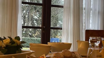 每日供应当地美食早餐(每人 EUR 10)