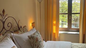 Standard-Doppelzimmer, 1 Doppelbett, Parkblick, zum Garten hin | 3 Schlafzimmer, hochwertige Bettwaren, Daunenbettdecken