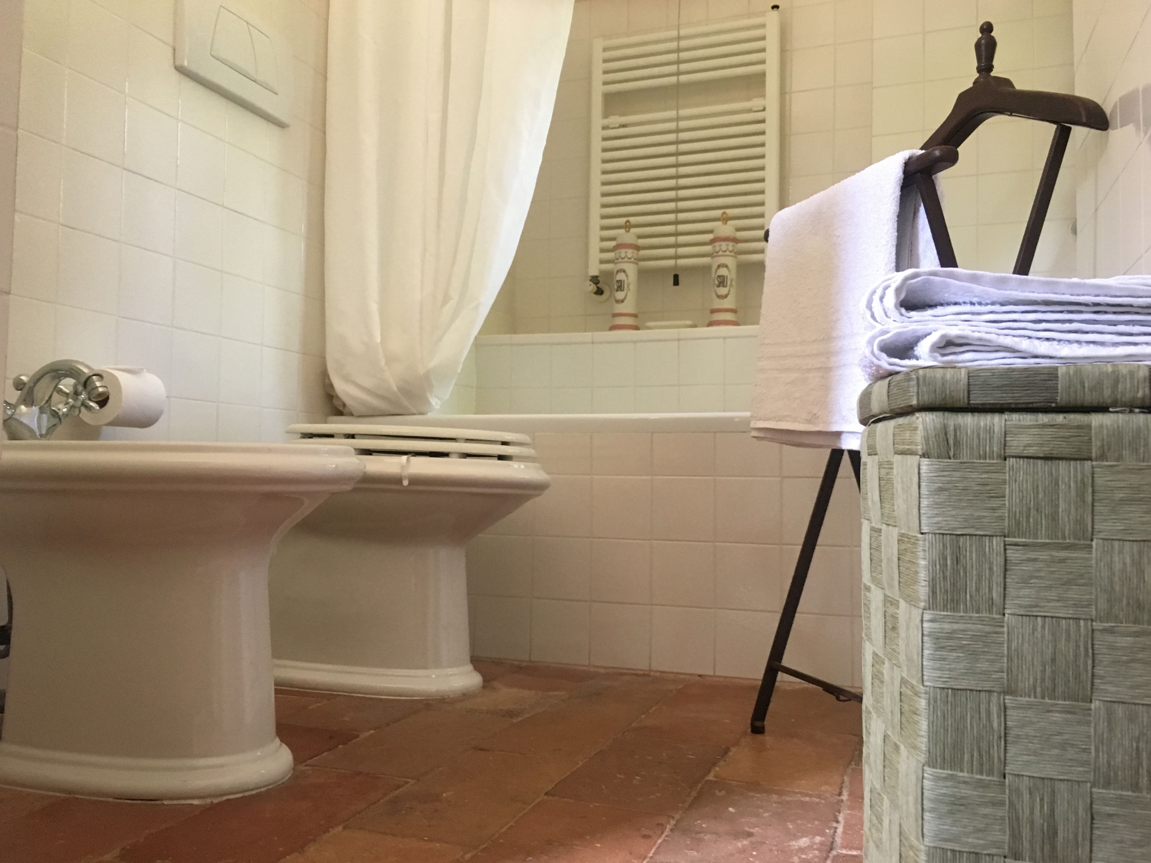 Un bagno con il water, un bidet e una vasca da bagno.