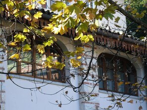 A building with a traditional architectural style, featuring arched windows and a brick facade. - La Corte delle 4 Stagioni (Ozzano Monferrato)