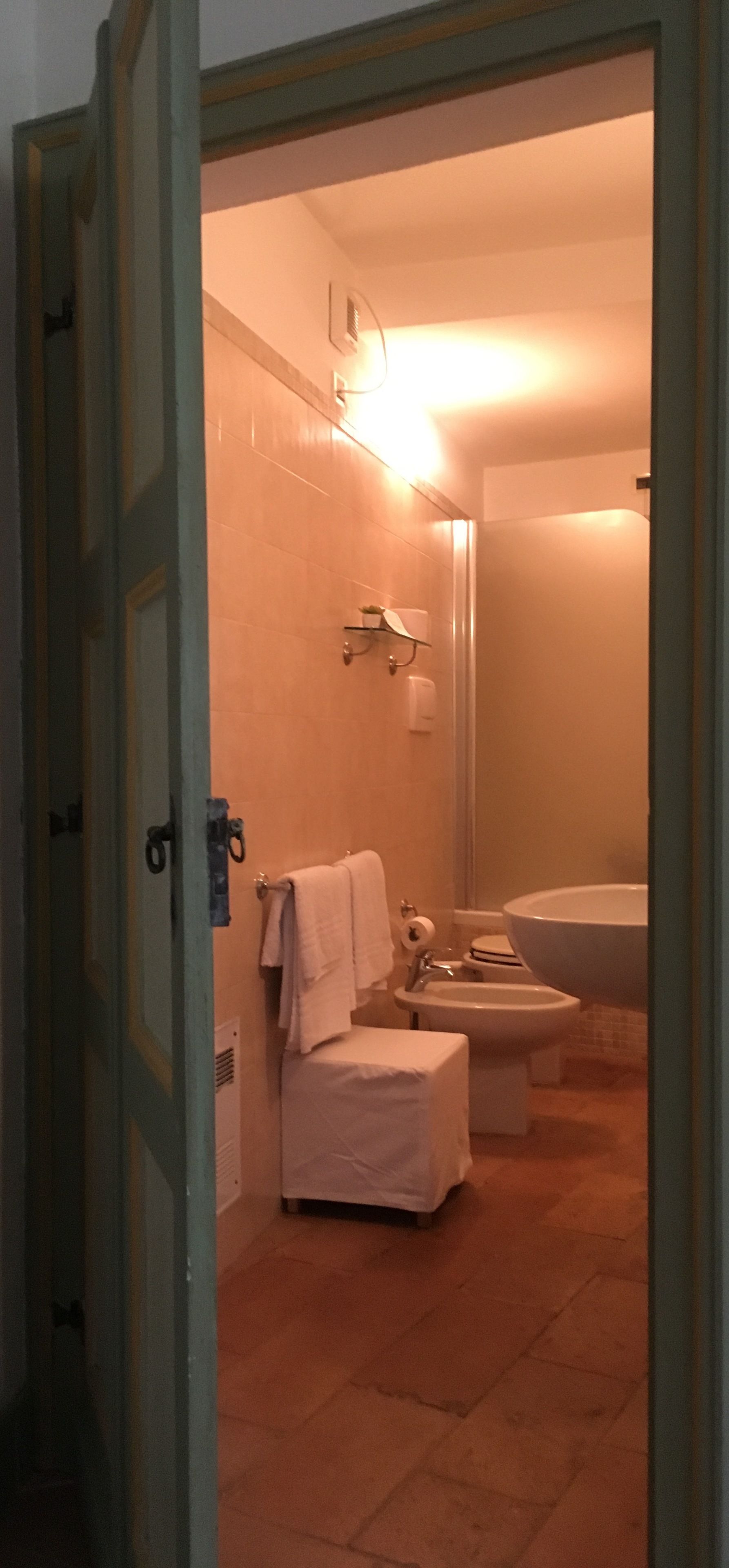 Ein Badezimmer mit Badewanne, Waschbecken und Toilette.
