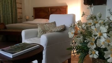 Deluxe-Dreibettzimmer, 1 Schlafzimmer, Parkblick, zum Garten hin | 3 Schlafzimmer, hochwertige Bettwaren, Daunenbettdecken