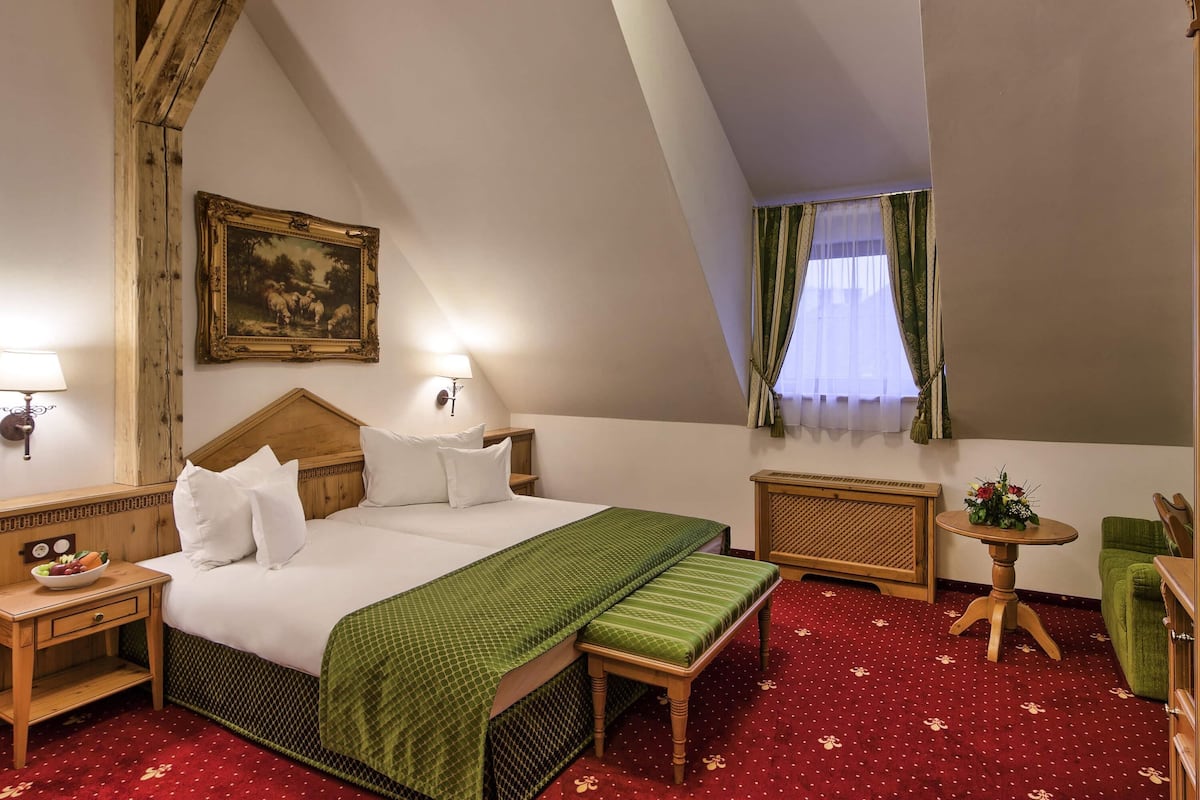 Pillowtop beds, minibar, in-room safe, desk