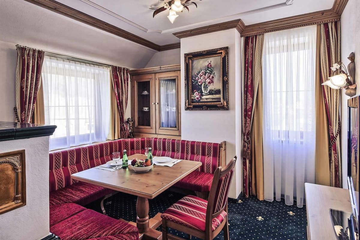 Superior-Suite, 1 Doppelbett und Schlafsofa | 1 Schlafzimmer, Pillowtop-Betten, Minibar, Zimmersafe