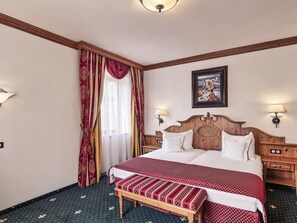 Pillow-top beds, minibar, in-room safe, desk - Mercure Sighisoara Binderbubi - Hotel & Spa (Sighisoara)