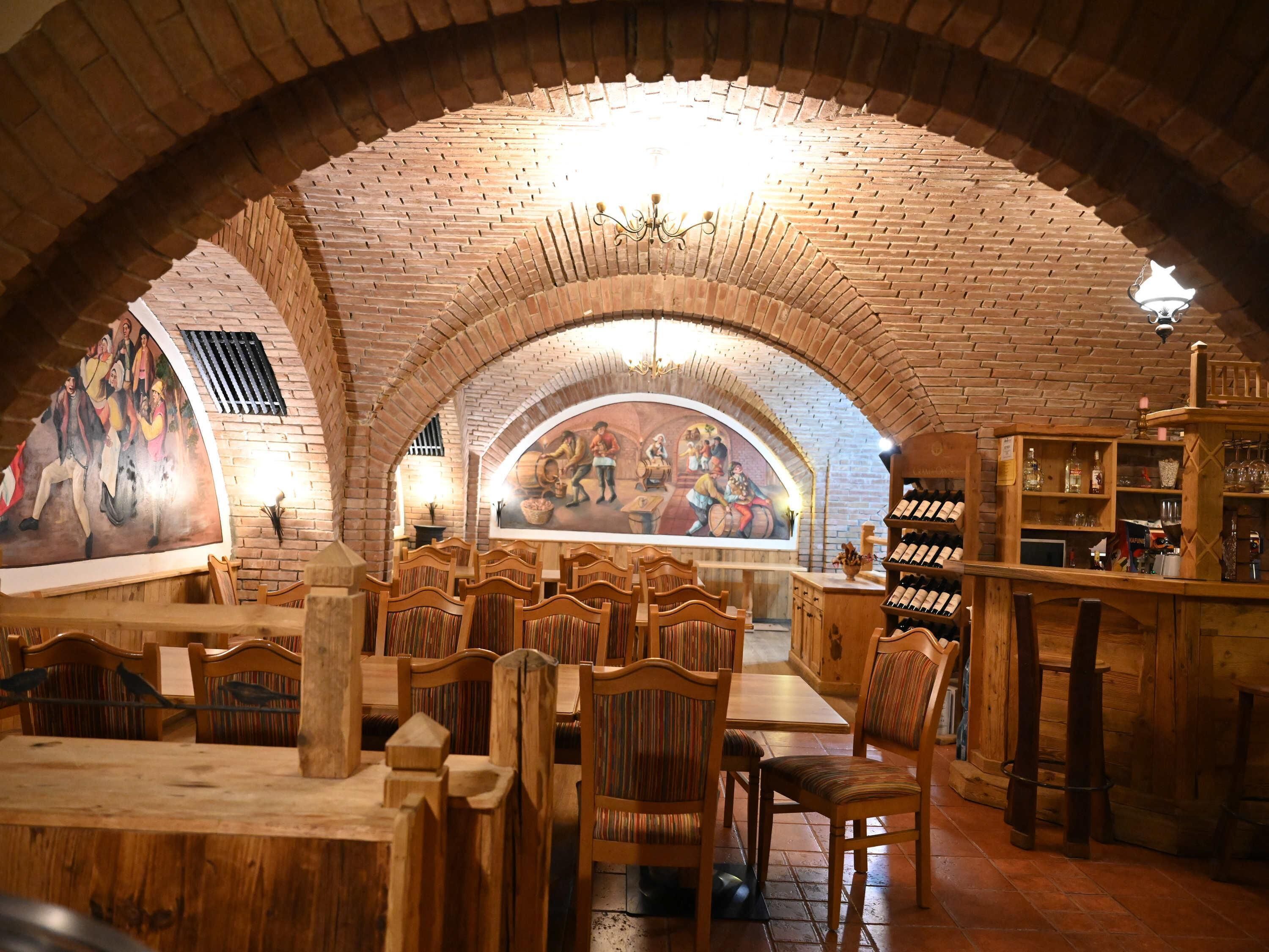 2 restaurants, breakfast, lunch, dinner served; international cuisine