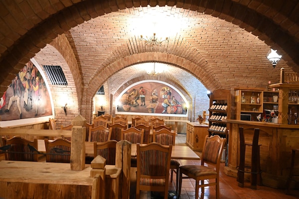 2 restaurants; breakfast, lunch, dinner, and brunch served