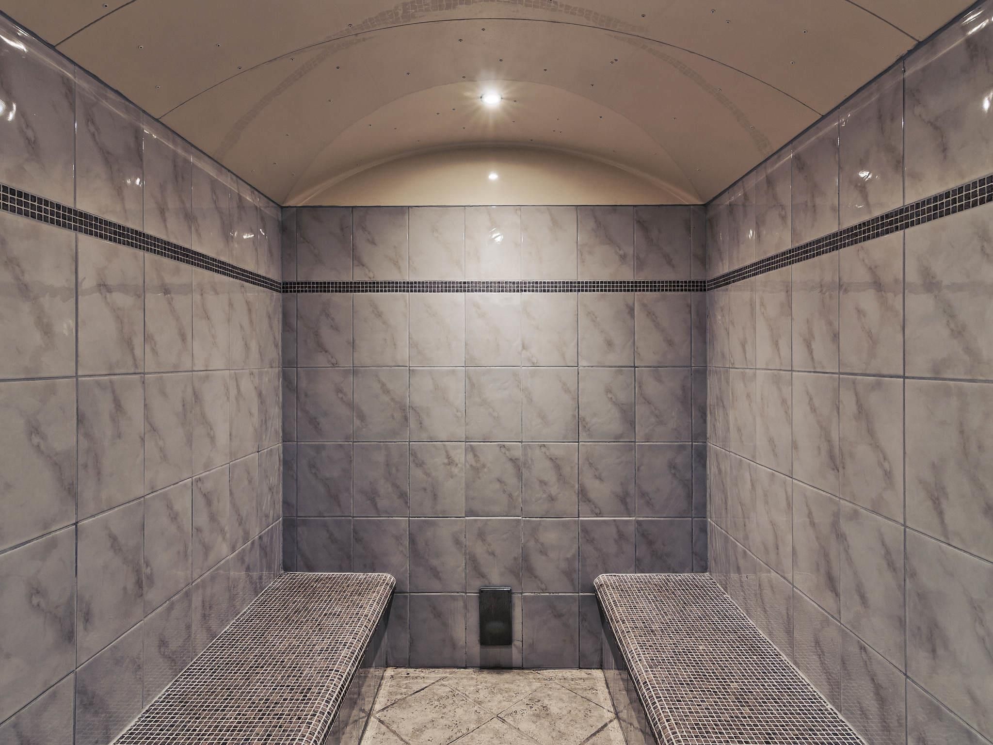 Sauna, hot tub, steam room
