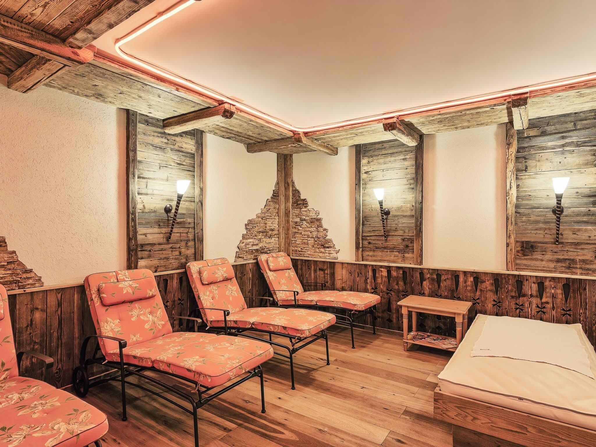 Sauna, hot tub, steam room