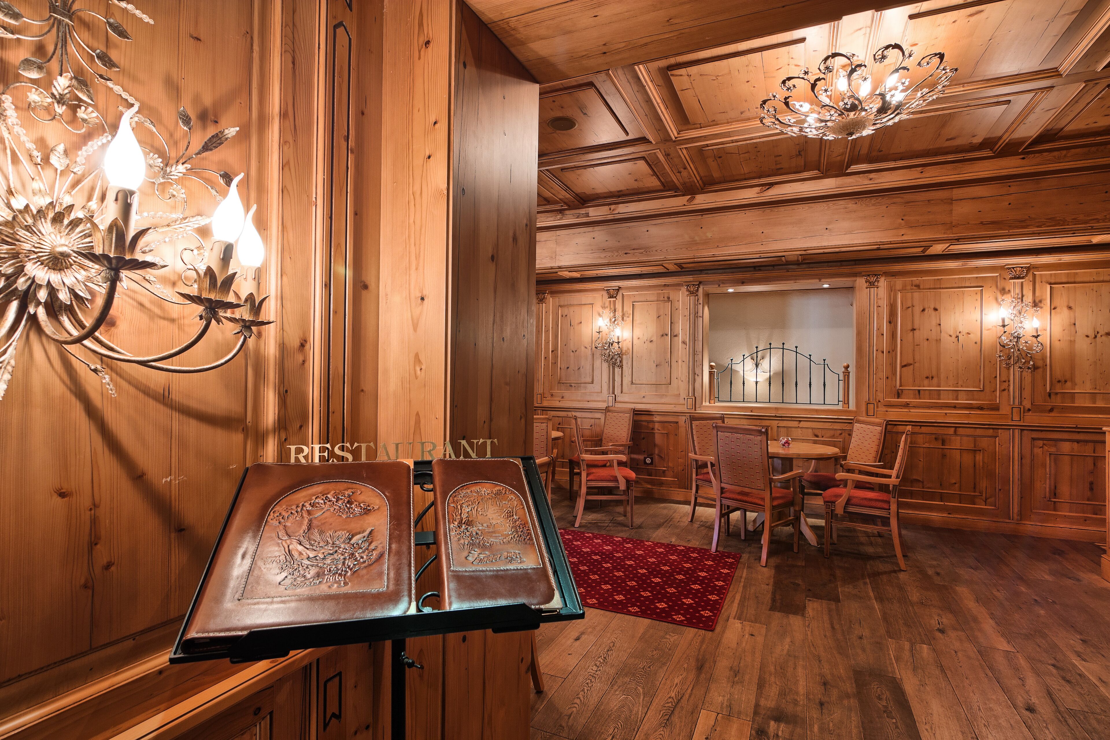 Hi ha 2 restaurants amb plats de cuina internacional 