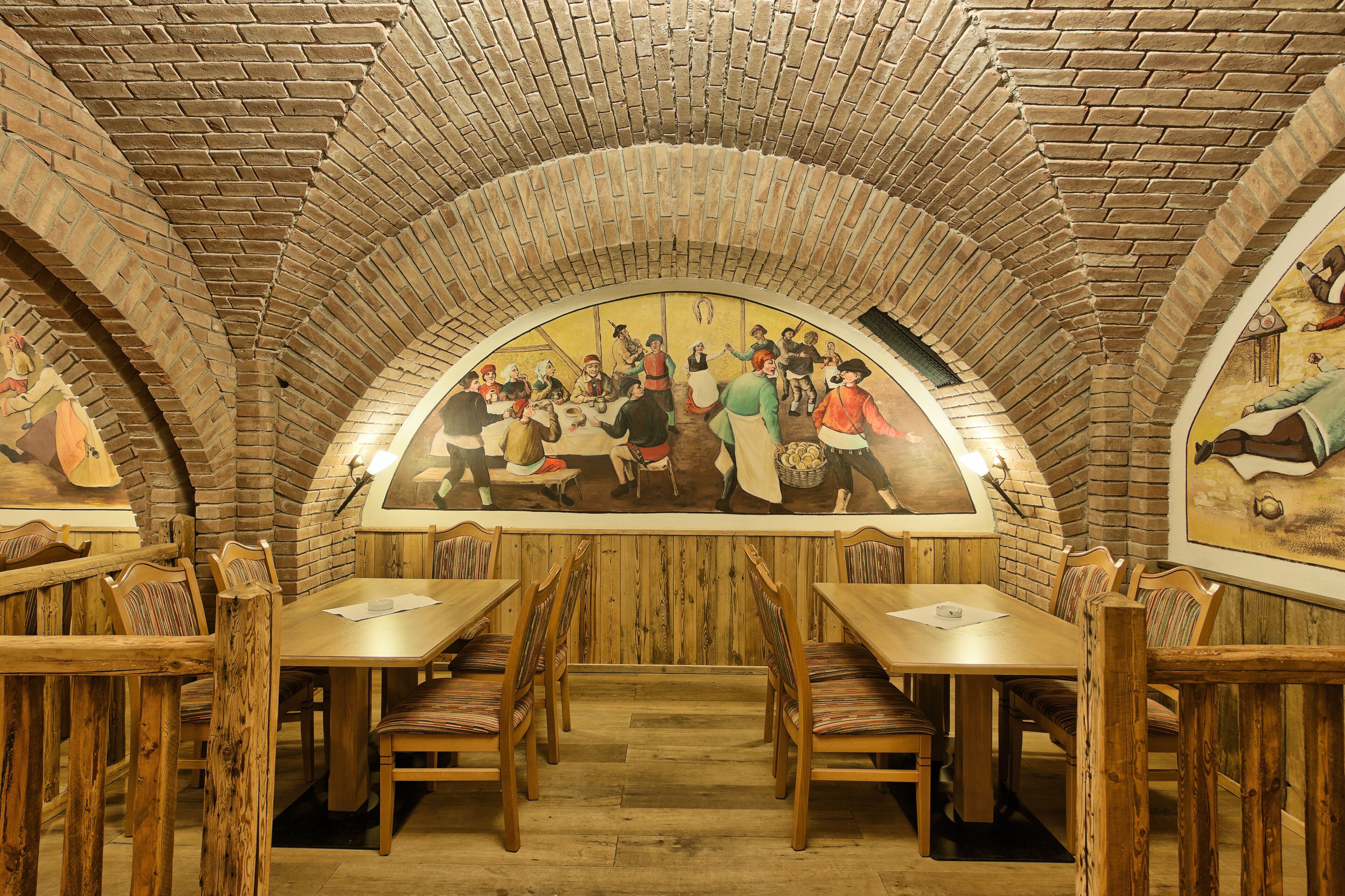 2 restaurants, breakfast, lunch, dinner served; international cuisine