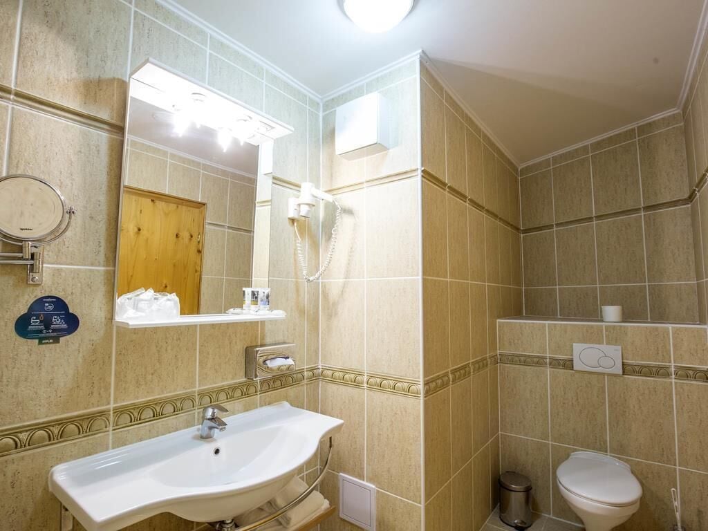 Suite presidencial, varias camas | Colchones con acolchado adicional, minibar, caja fuerte y escritorio