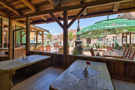 2 Restaurants, Frühstück, Mittagessen, Abendessen, internationale Küche. Mercure Sighisoara Binderbubi - Hotel & Spa