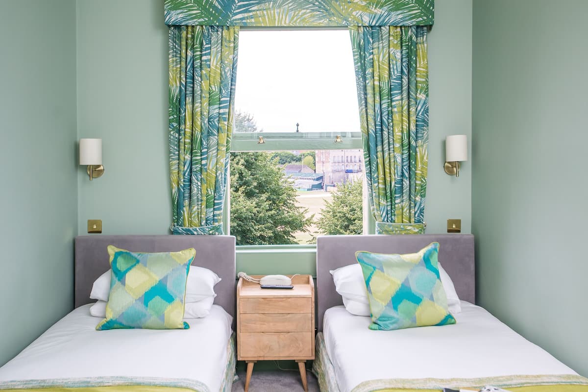 Standaard kamer, 2 eenpersoonsbedden | Een kluis op de kamer, individueel gedecoreerd, individueel gemeubileerd