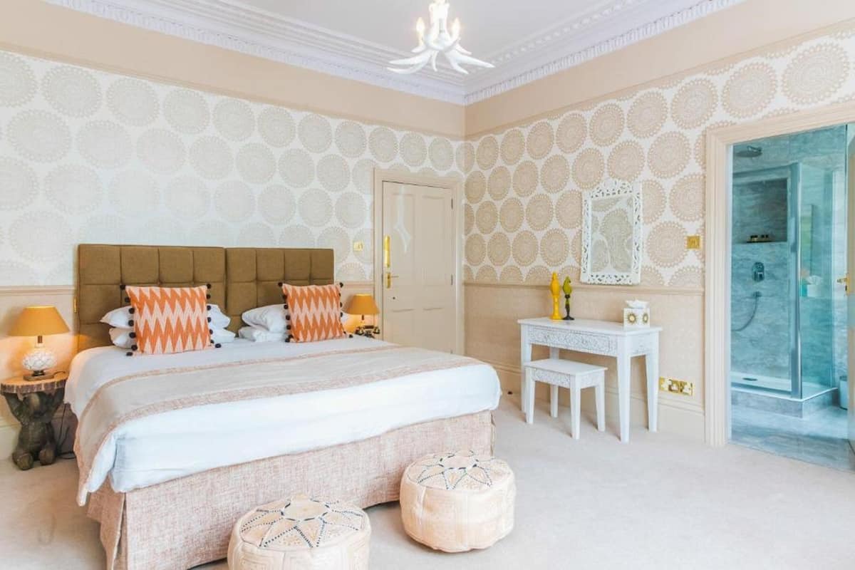 Deluxe kamer | Een kluis op de kamer, individueel gedecoreerd, individueel gemeubileerd