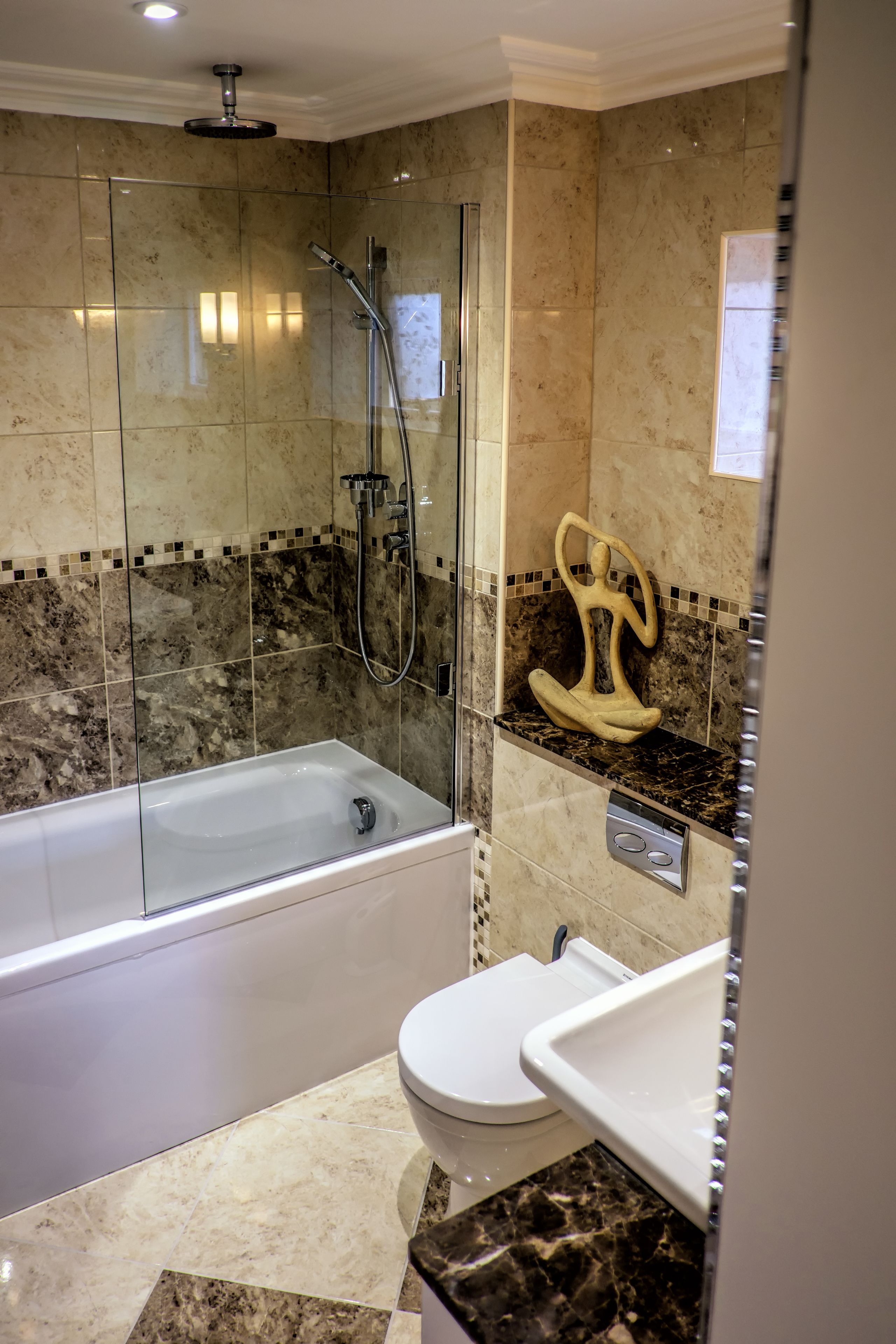 Ein modernes Badezimmer mit einer Duschkabine, einer Badewanne und einer Toilette.