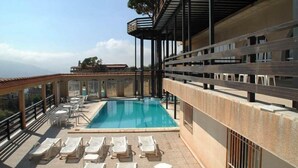 Outdoor pool - Hotel Chbat (Bcharré)