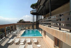 Outdoor pool - Hotel Chbat (Bcharré)