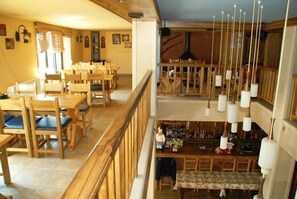 2 restaurants; breakfast, lunch, dinner, and brunch served - Hotel Chbat (Bcharré)