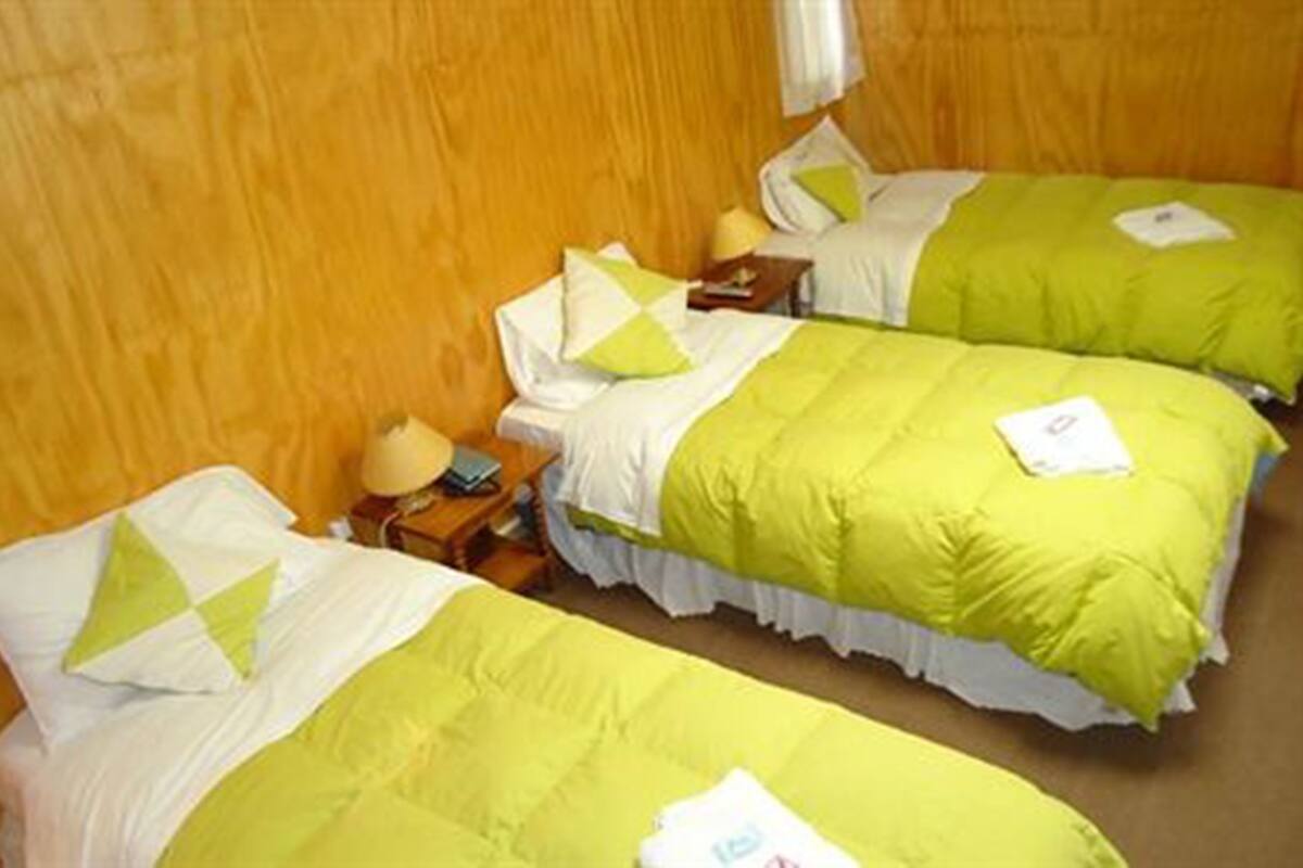Habitación triple estándar | Tabla de planchar con plancha, wifi gratis y ropa de cama