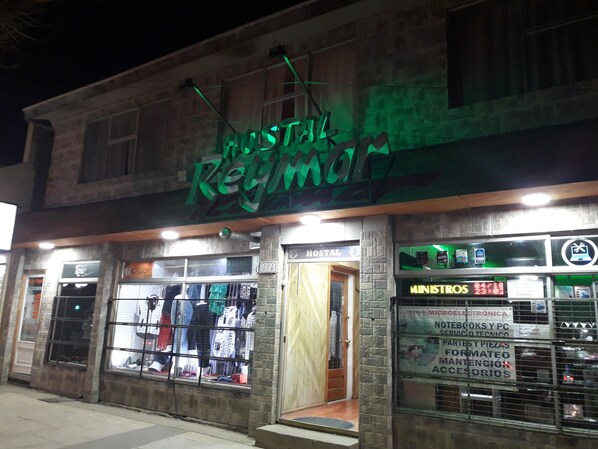 Fachada de la propiedad por la tarde o noche