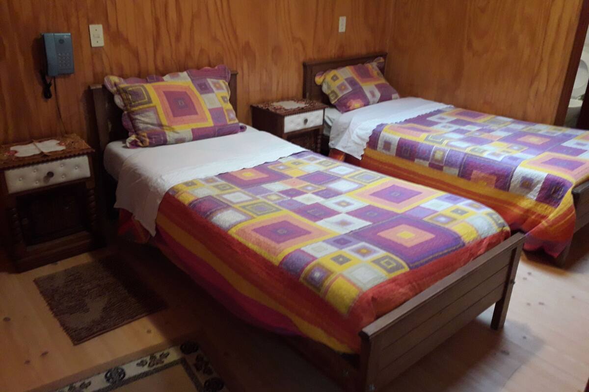Habitación estándar doble, 1 cama doble, no fumadores | Tabla de planchar con plancha, wifi gratis, ropa de cama