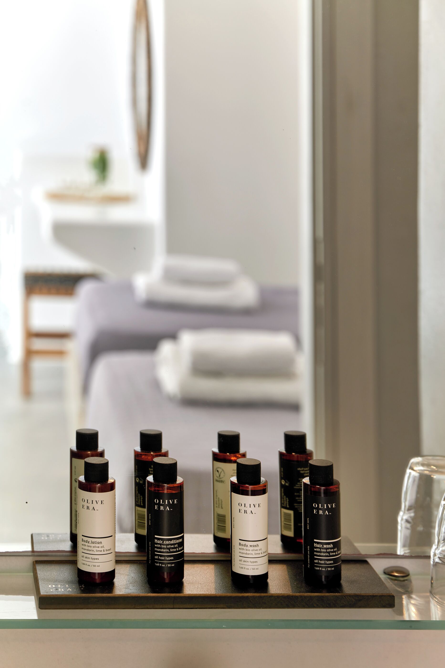 Presentación de productos de aceite de oliva en un baño.