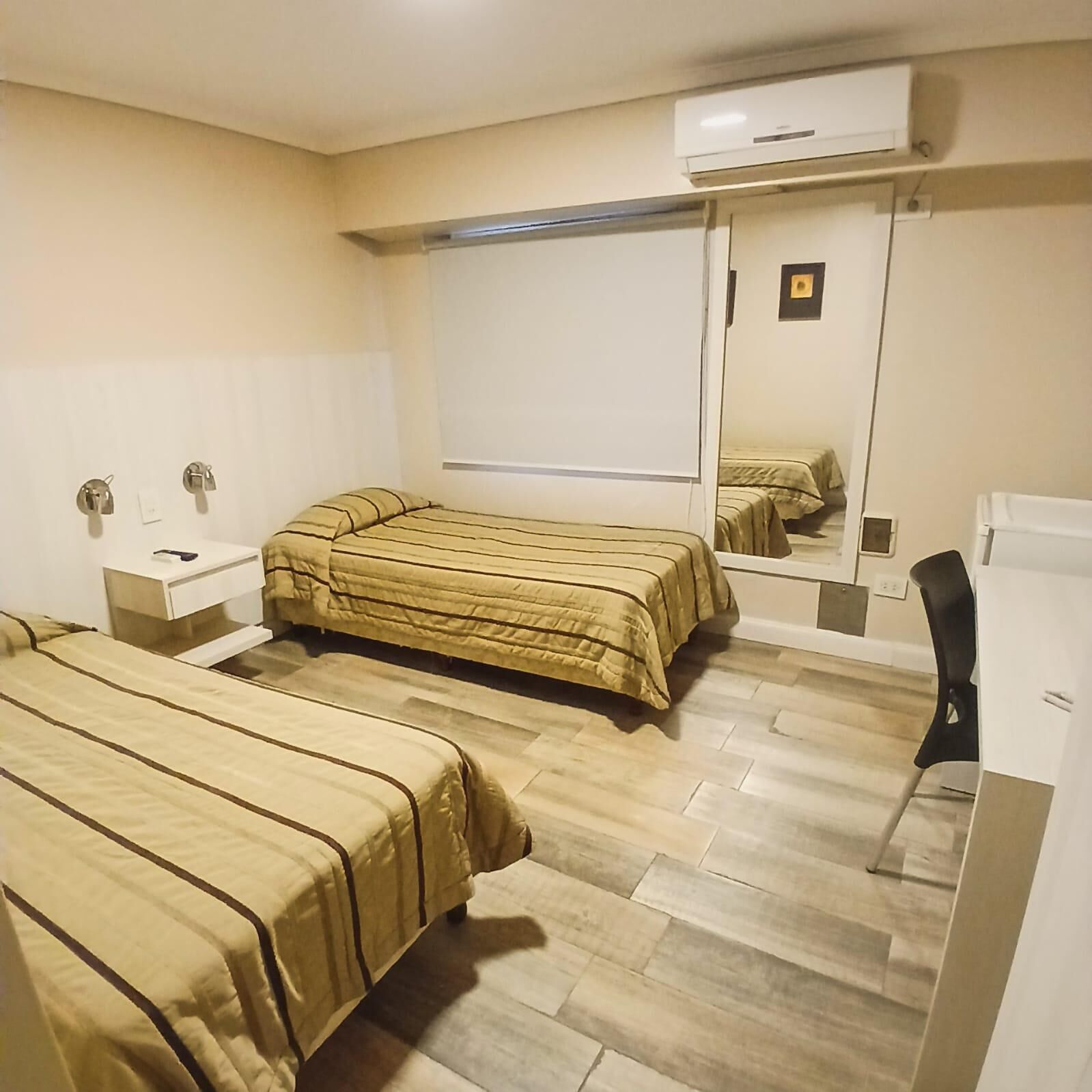 ميني با ر وخزنة داخل الغرفة وتجهيزات عازلة للصوت