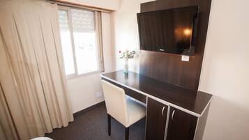 Habitación doble estándar | Minibar, caja de seguridad en la habitación y insonorización