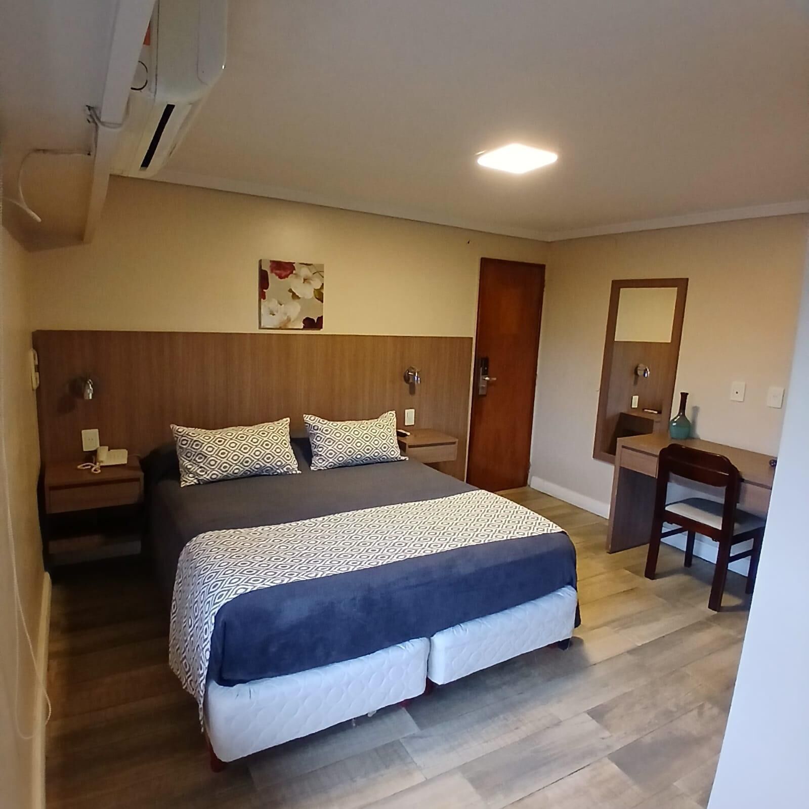 ميني بار وخزنة داخل الغرفة وتجهيزات عازلة للصوت