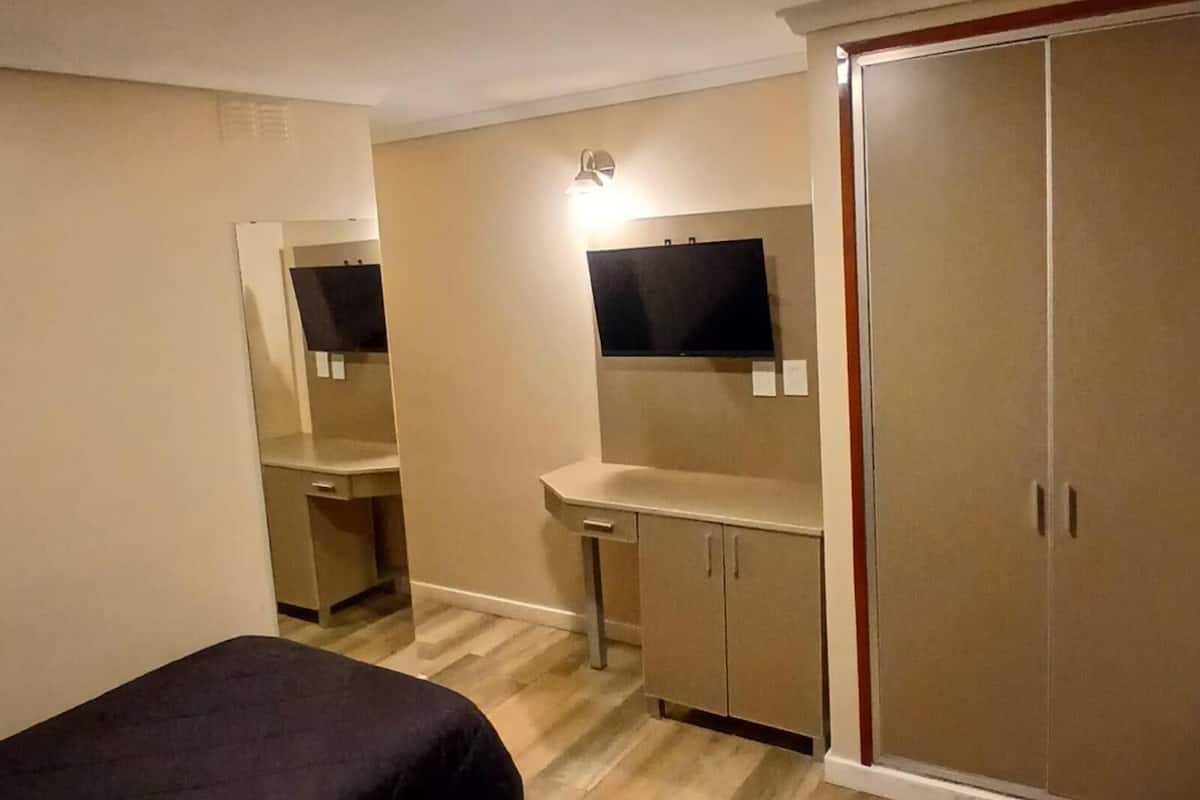 Minibar, in-room safe, soundproofing, cribs (free)