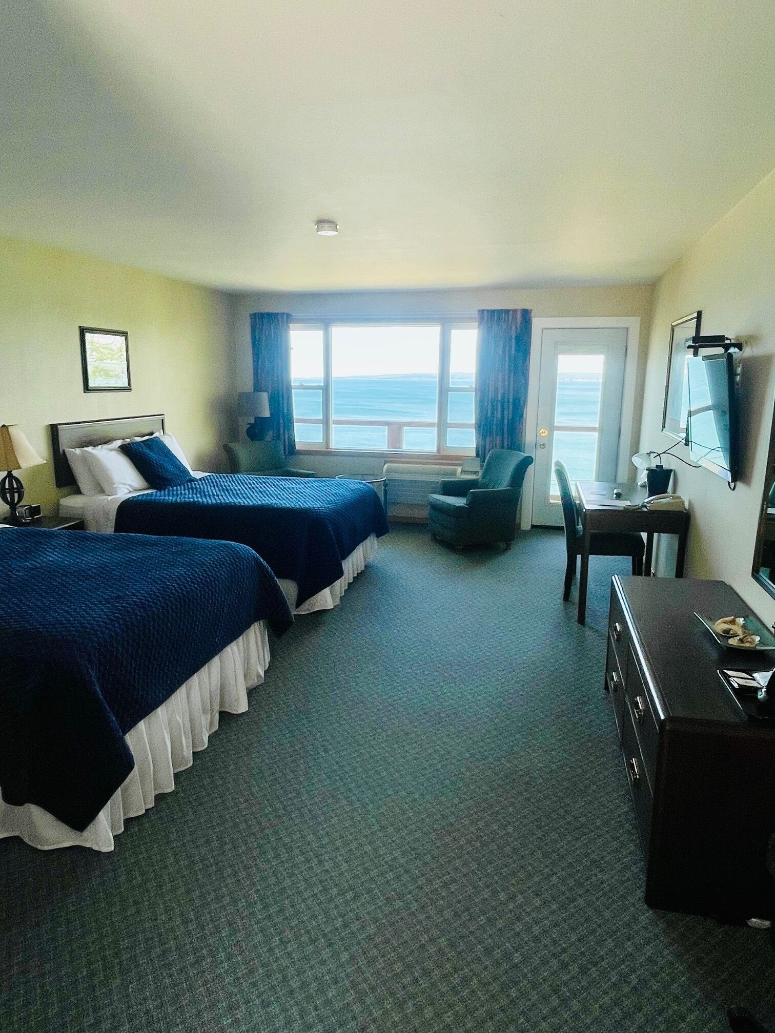 Rom – superior, 2 queensize-senger, balkong, havutsikt | Skrivebord, blendingsgardiner, wi-fi (inkludert) og sengetøy