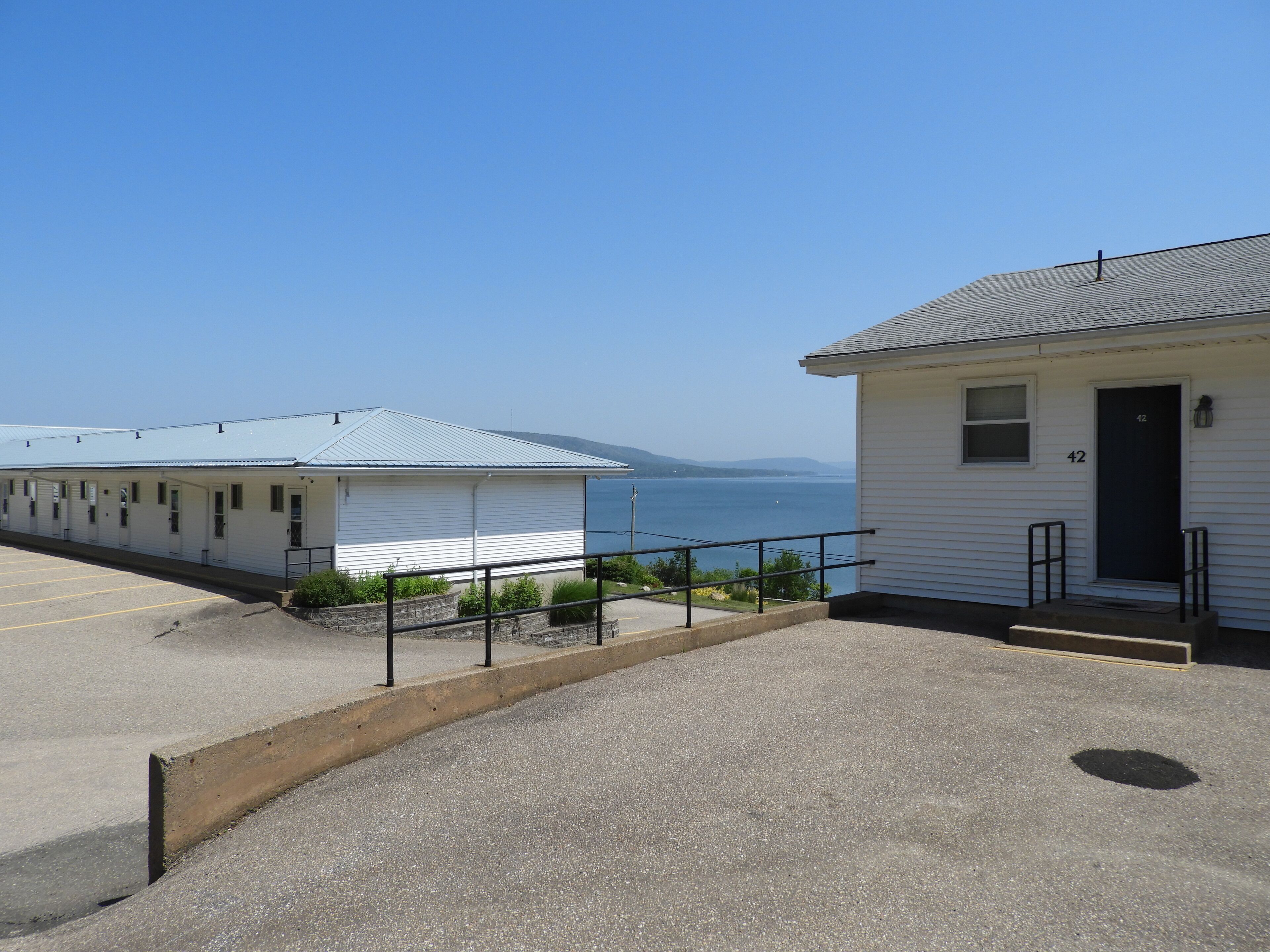 Une rangée de bâtiments blancs offrant une vue dégagée sur la mer.