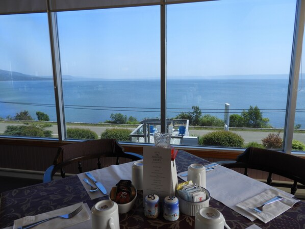 Desayuno a la carta todos los días (con cargo)