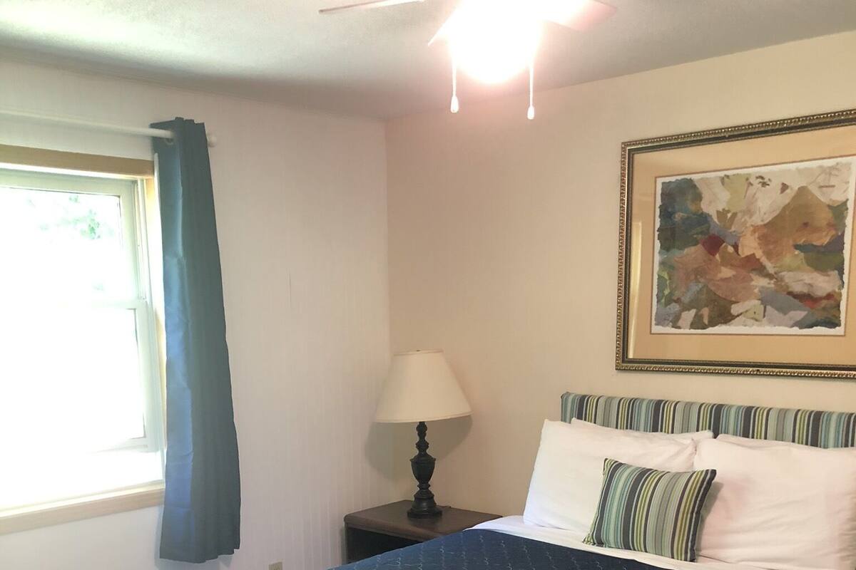 One Bedroom Cottage : One Queen Bed and pull out sofa | مكتب وستائر تعتيم وواي فاي مجانًا وملاءات أسرّة